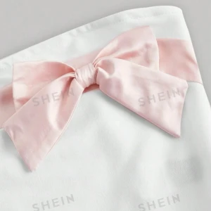 Vit top med en rosa rosett🎀✨ - Materialet är riktigt bra och den är inte alls genomskinligt.✨💓 Den är oanvänd.😊 Passar perfekt för sommaren🌼🌞