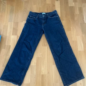 Mörka jeans från Gina Tricot  - Mörka jeans i storlek 38 från Gina Tricot. Bra skick och låg midja.