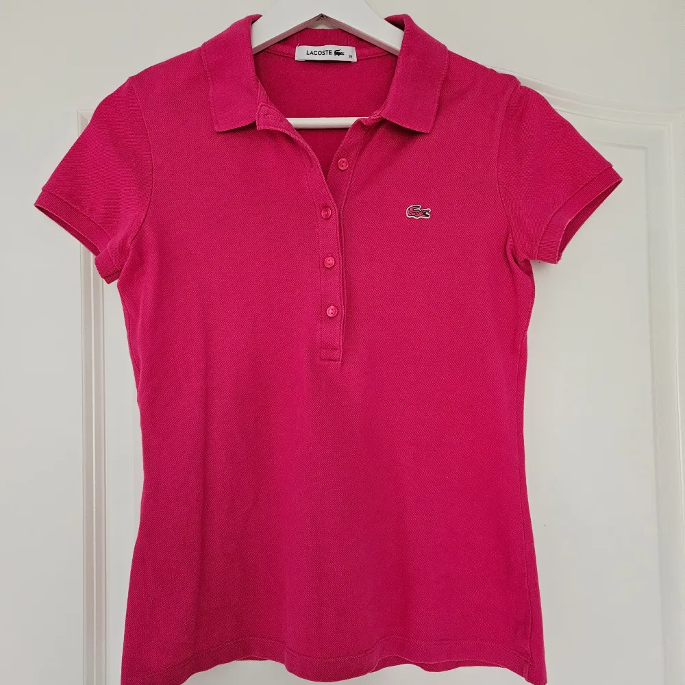 Superfin rosa pikétröja från Lacoste med snygg passform. Fint skick!!! 😍. T-shirts.