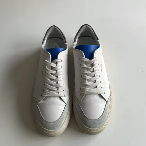 Arigato clean 90 - Säljer ett par riktigt feta arigatos. Köpta här men passade tyvärr inte. Passar 45-46. Skriv till mig om du har någon fråga, annars använd gärna köp nu funktionen👍👍 Nypris 2400