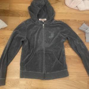 Så snygg juicy couture zip up med sjukt snygga detaljer och rhinestones. Köpt på vinted men i nyskick, storlek M men passar mig med S perfekt, tror även den passar xs💓pris går att diskuteras!