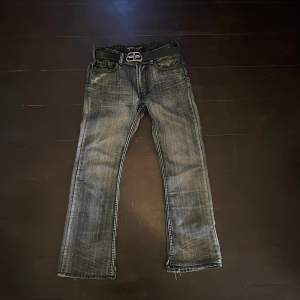 Helt sjuka bootcut jeans med galen fade klippta nertill för mer bootcut jeans sitter tvärgött  (bälte ingår inte)