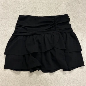 Kjol från gina - Jättesöt volangkjol från Gina köpt för några år sedan. Sparsamt använd så är i gott skick.