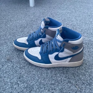 Air Jordan 1 high ”true blue”  - Jordan skor i väldigt bra skick, lite slitna på hälen. Nästan aldrig andvända. Nypris/ köpta för 2100kr