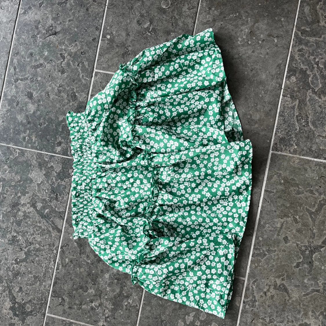 Grön blommig minikjol