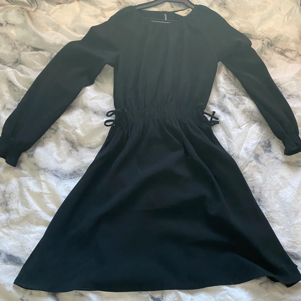 En svart klänning från H&M som är köpt för ca 1 år sedan men endast använd 3 ggr! Den är tyvärr för liten för mig men jag skulle säga att den är väldigt stretchig och passar större storlekar! Pris går att diskutera vid snabb affär!. Klänningar.