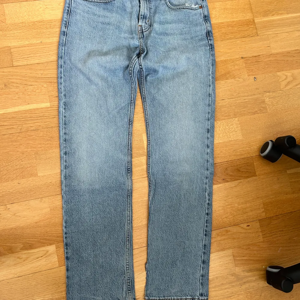 Levis jeans i modell 502. Har klippt i i dom där nere för att få dom ”bredare” . Jeans & Byxor.