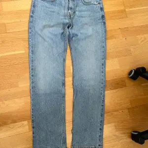 Levis jeans i modell 502. Har klippt i i dom där nere för att få dom ”bredare” 