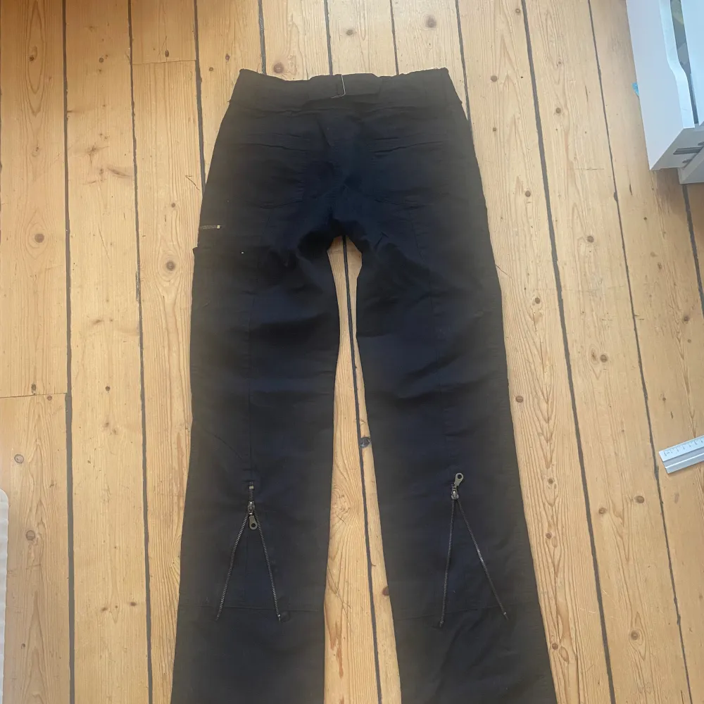 lågmidjade byxor / cargopants med olika fickor o coola detaljer. midjemått 37, innerbenslängd 80. Jeans & Byxor.