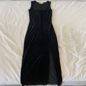 Långkjol velvet sammet gothic slits  - Supersnygg vintage klänning i velvet/sammet material med slits! Storlek 34 på lappen men materialet är stretchigt så passar även S och möjligen M. Obs har lagat hål på ett par ställen, se bilder 💋