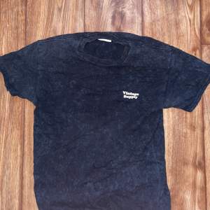 Nice vintage supply T-shirt i en stone wash svart färg och minimalt tryck. Storlek Xs men sitter som S. Svarar på alla frågor 