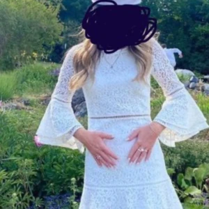 Studentklänning  - Kort klänning från by Malina som passar perfekt till antingen studenten eller konfirmation! Nypris ca 3000kr. Klänningen är helt som ny och endast använd en gång. Färgen är vit men det endast cremevit ut på bilderna. (Första bilden är lånad)