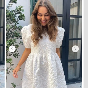 BYIC student klänning - Jätte fint student klänning som är helt nya med prislappar kvar. Köpte fel storlek därför säljer jag den vidare