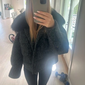 Meotine jacka Limited edition - Säljer nu min meotine jacka pga att jag inte använder den. Inga skador eller fläckar på jackan, så gott som ny.  Det är en grå jacka med svart päls, skriv för fler bilder. Pris går absolut att förhandlas💗