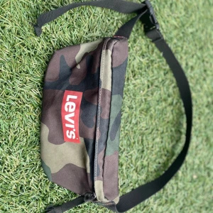 Levi's Män Väska Banana i camouflage, Enhetlig storlek - Levi’s väska camouflage färg är på en bra skick råka köpa två stycken försöker sälja den ena. 