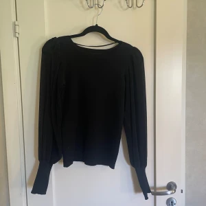 Svart stickad tröja - Säljer en snygg svart tröja. Den har långa ärmar och en normal passform. Perfekt för höst och vinter! Tröjan är i bra skick och väldigt bekväm att ha på sig. Passar både till vardags och fest. 🖤