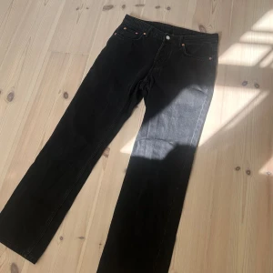  Svarta jeans  -  Ett par svarta jeans Nyskick från weekday. Ett par mid-waist jeans med raka ben tillverkade av återvunnen bomul och har en rak passform.  Skriv gärna om ni har några frågor :)