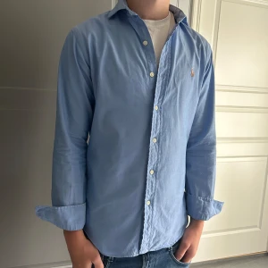 Ralph lauren skjorta - Riktigt fräsch Ralph lauren skjorta i 9/10 skick. Strlk S och passar mig som är 181. Nypris 1600, köp för endast 499. Hör av dig vid funderingar!!