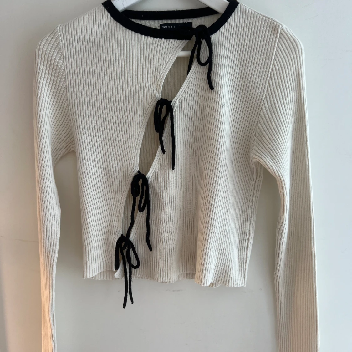 Vit tröja med rosetter