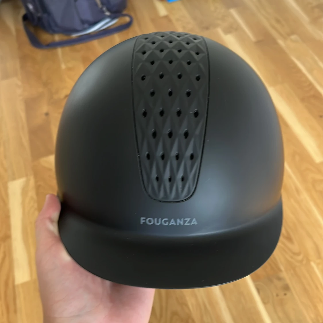 Svart ridhjälm från Fouganza