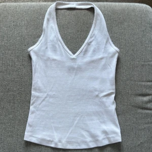 Vitt linne från BikBok - Snyggt halterneck linne från BikBok i storlek XS. Endast använt några få gånger. Pris går att diskutera 💕