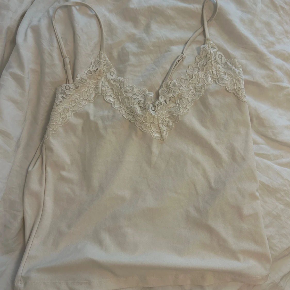 Beige linne med spetsdetaljer