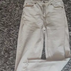 Säljer ett par snygga beige jeans från 157 i storlek S. De är högmidjade och har en straight fit. Jeansen har en sliten detalj vid ena benet och är i bra skick. Perfekta för både vardag och fest! 