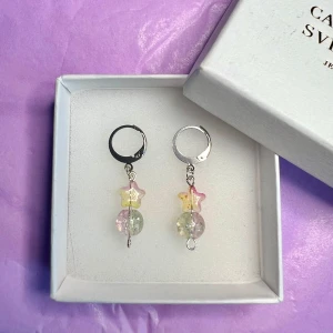 Stjärnörhängen✨ - Söta örhängen med stjärnor, gjorda av mig, i rostfritt stål✨🩷💛