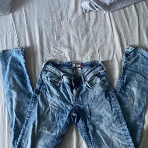 Blå jeans från & Soin - Säljer ett par snygga blå jeans från & Soin i storlek 26. De är i bra skick och har en klassisk femficksdesign med dragkedja och knapp framtill. Perfekta för vardagsbruk och kan matchas med nästan vad som helst!