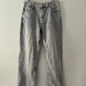 Snygga gråa bershka Jeans!💞💞Aldrig använda då de inte passade, men tyvärr är inte lappen kvar!