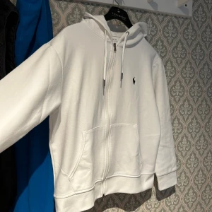 Ralph lauren zip - Säljer denna ralph lauren zip som inte längre andvänds. Den är i perfekt skick utan defekter eller liknande. Bara att skiriva vid fler frågor🙌🏻🙌🏻