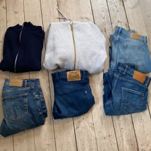 Olika jeansbyxor till salu - Säljer flera par jeansbyxor i olika stilar och märken. Perfekt för dig som vill uppdatera garderoben med snygga och bekväma jeans!