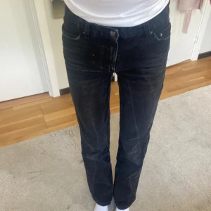 Svarta jeans - Högmidjade svarta jeans från Bershka. Använd fåtalgånger. Något korta på mig som är 172 cm❤️ Kan tänka mig gå ned i pris vid snabb affär!