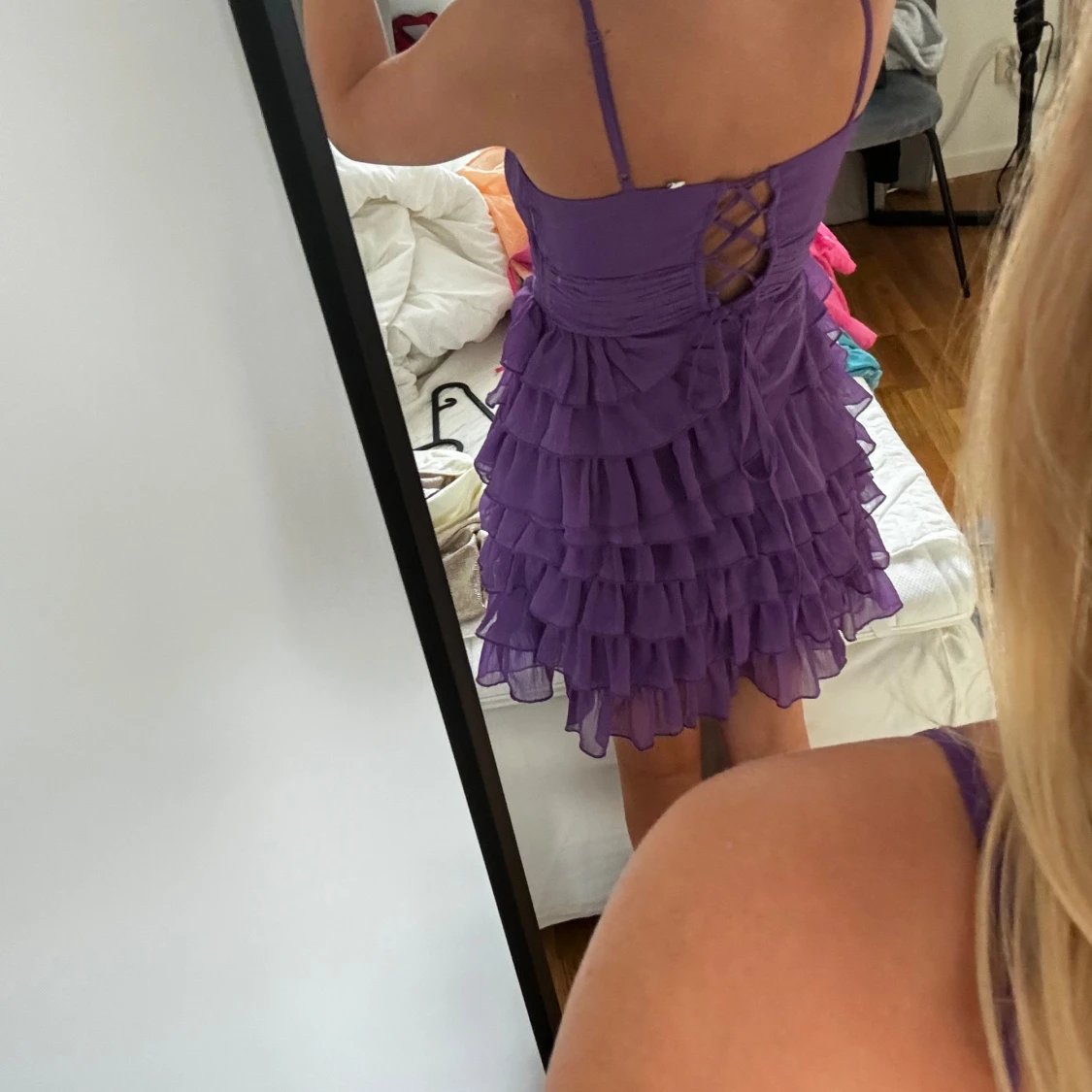 Lila klänning med volanger - 90