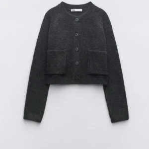 Zara kofta - Jättegullig kofta från zara! Jättebra skick då jag nästan aldrig använt den💓Storlek M men passar S