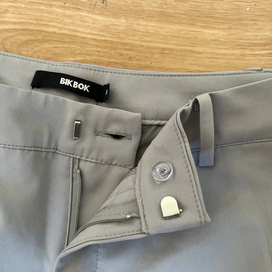 Gråa bikbok kostym byxor - 92