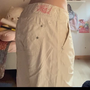 Cargo byxor låg midja  - Skit snygga cargo byxor som kan justeras i midjan, går även att knäppa upp till jorts!!