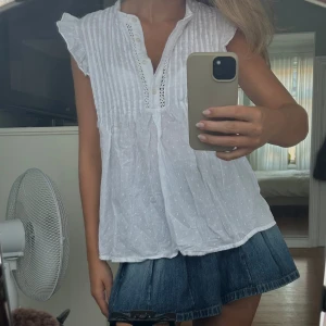 Vit blus - Så söt vit blus från hm i toppen skick, lite skrynklig på bilden bara😇