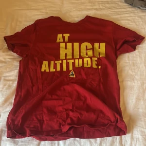 En moncler t-shirt (ÄKTA) - Den här moncler t shirten är i 10/10 skick använd ett få tal gånger  T shirten är såklart äkta Pris går att diskutera