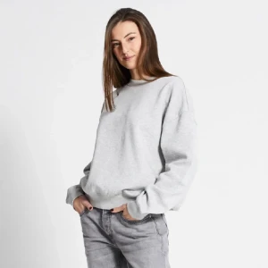 Grå sweatshirt - En bekväm grå sweatshirt med långa ärmar och en avslappnad passform från lager 157. använd ett fåtal gåbger💕