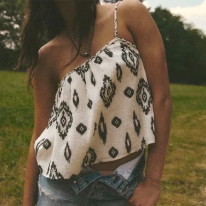 Topp - Blus One shoulder ifrån Zara🤩slutsåld! Pris går att diskutera vid snabbt köp