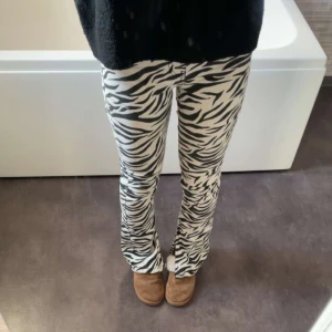Zebramönstrade jeans  - Supercoola zebramönstrade flare/bootcut jeans från bershka! I nyskick, bara använda cirka 2 ggr. Från Plick sedan innan men var i nyskick när jag köpte dom. Sista bilden är lånad från hon som jag köpte jeans av. Skicka vid eventuella frågor!💕