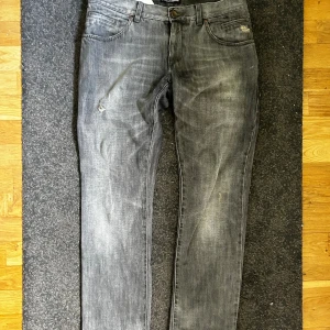 Dolce Gabbana jeans - Riktigt feta dolce Gabbana jeans med lite revor. Säljer för dom används inte längre. Ställ gärna frågor 😁👍