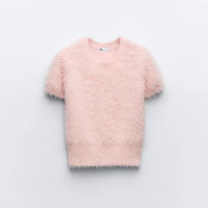 Rosa topp - Jättesöt rosa fluffig topp ifrån Zara💕 Den är i väldigt bra skick och endast testad. Säljer då jag har för mycket kläder😄