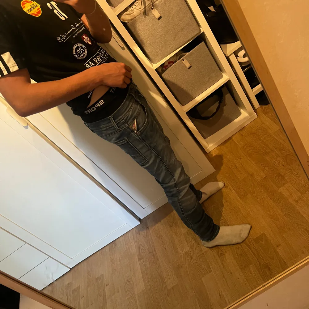 Säljer dessa as snygga anbass hyperflex jeans || väldigt bra skick bara en liten tråd på baksidan som ish lossnat || generellt skick: 8/10 || strlk är 28/32 men sitter som 29/32 || modellen är 181 väger 71 || väldigt stretchiga || nypris 1800 frågor?. Jeans & Byxor.