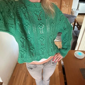 Sjukt snygg grön tröja - Säljer denna älskade gröna stickade tröja från zara! Så fin och trendig😍😍