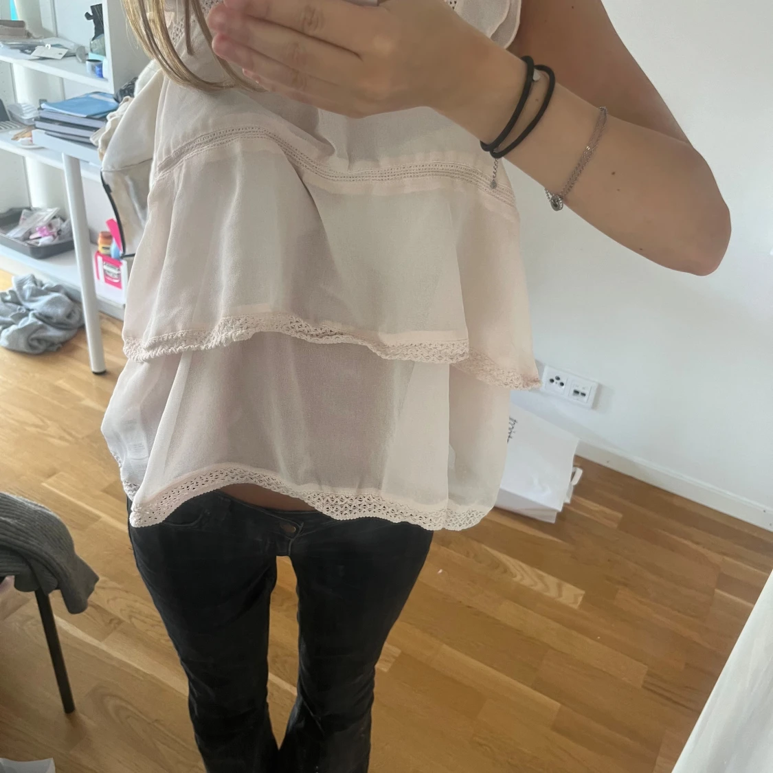 Vit ärmlös blus med spetsdetaljer - 90