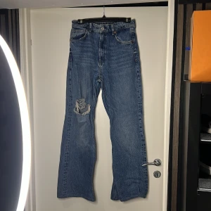 Jeans  - Blåa högmidjade jeans från Zara i strlk 40. Ett håligt knä. 