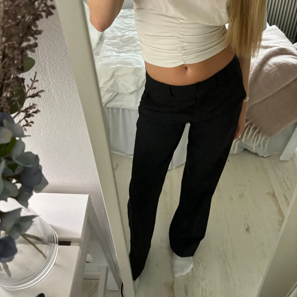 Säljer dessa oanvända kostymbyxor från Zara. De är ganska vida i benen. Har sytt upp dem i längden så de passar mig som är 162. Kanten på midjebandet ska vara sprättad i designen så ingen defekt. . Farkut & Housut.