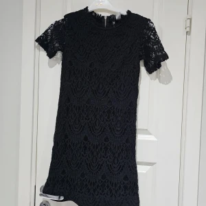 Klänning  - En väldigt  fin elegant klänning passar till alla. Jag har använt den några gånger men inga skador bra skick 